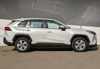 Подержанный автомобиль Toyota RAV4 2021 года (27 фото)