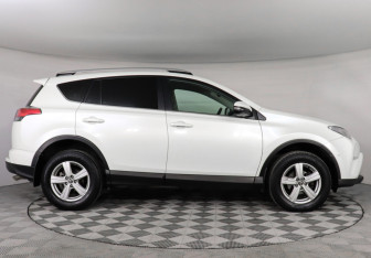 Подержанный автомобиль Toyota RAV4 2017 года (4 фото)