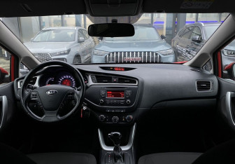 Подержанный автомобиль Kia Ceed Hatchback 2015 года (10 фото)