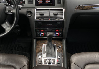 Подержанный автомобиль Audi Q7 2014 года (14 фото)