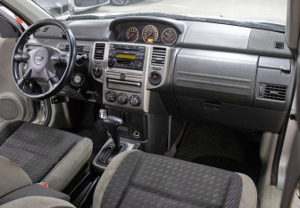 Подержанный автомобиль Nissan X-Trail 2005 года (11 фото)