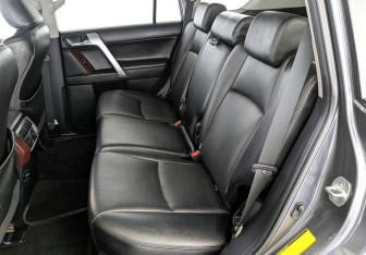 Подержанный автомобиль Toyota Land Cruiser Prado 2015 года (18 фото)