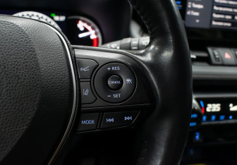 Подержанный автомобиль Toyota RAV4 2021 года (20 фото)