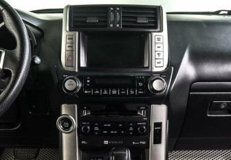 Подержанный автомобиль Toyota Land Cruiser Prado 2013 года (11 фото)