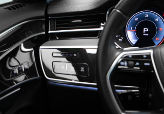 Подержанный автомобиль Audi A8 2018 года (14 фото)