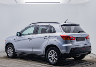 Подержанный автомобиль Mitsubishi ASX 2012 года (3 фото)