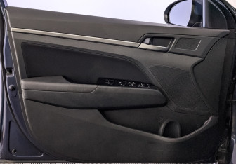 Подержанный автомобиль Hyundai Elantra Sedan 2017 года (19 фото)