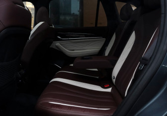 Подержанный автомобиль Geely Monjaro 2023 года (10 фото)