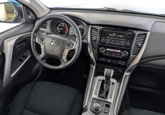 Подержанный автомобиль Mitsubishi Pajero Sport 2018 года (28 фото)