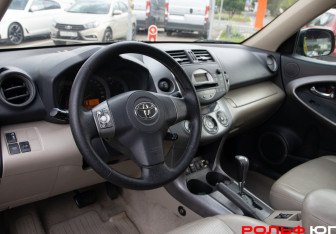 Подержанный автомобиль Toyota RAV4 2006 года (9 фото)