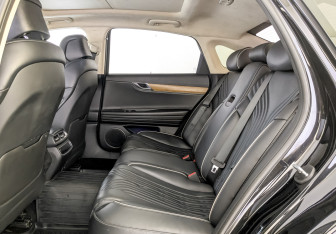 Подержанный автомобиль Genesis G80 2021 года (12 фото)