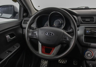 Подержанный автомобиль Kia Rio Hatchback 2012 года (15 фото)