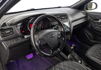 Подержанный автомобиль Kia Rio Sedan 2017 года (15 фото)