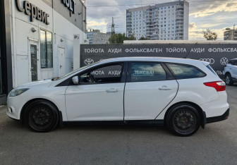 Подержанный автомобиль Ford Focus Wagon 2013 года (8 фото)