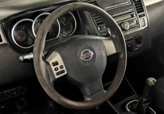 Подержанный автомобиль Nissan Tiida Hatchback 2008 года (12 фото)