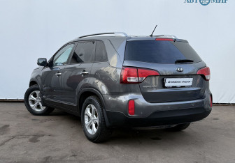 Подержанный автомобиль Kia Sorento 2015 года (7 фото)