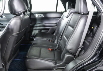 Подержанный автомобиль Ford Explorer 2015 года (12 фото)