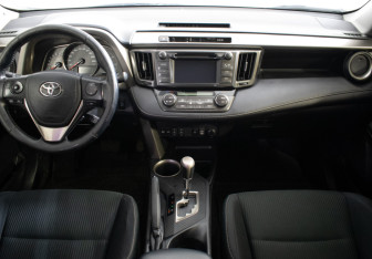 Подержанный автомобиль Toyota RAV4 2013 года (11 фото)