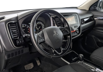 Подержанный автомобиль Mitsubishi Outlander 2019 года (15 фото)