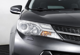 Подержанный автомобиль Toyota RAV4 2015 года (22 фото)