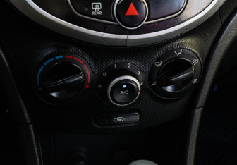 Подержанный автомобиль Hyundai Solaris Sedan 2011 года (14 фото)