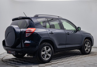 Подержанный автомобиль Toyota RAV4 2012 года (5 фото)