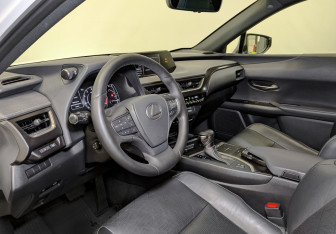 Подержанный автомобиль Lexus UX 2018 года (16 фото)