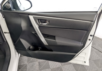 Подержанный автомобиль Toyota Corolla Sedan 2013 года (24 фото)