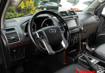 Подержанный автомобиль Toyota Land Cruiser Prado 2015 года (16 фото)