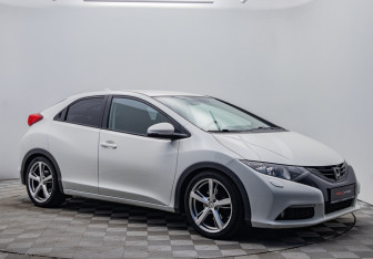 Подержанный автомобиль Honda Civic Hatchback 2012 года (7 фото)