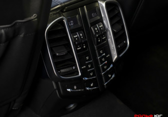 Подержанный автомобиль Porsche Cayenne 2012 года (21 фото)