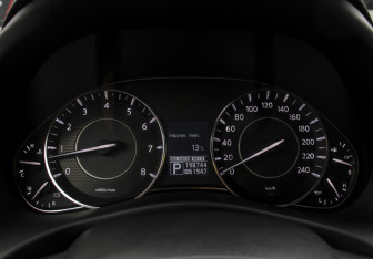 Подержанный автомобиль Nissan Patrol 2013 года (13 фото)