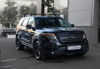 Подержанный автомобиль Ford Explorer 2013 года (3 фото)