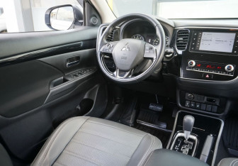 Подержанный автомобиль Mitsubishi Outlander 2021 года (13 фото)