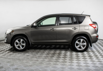 Подержанный автомобиль Toyota RAV4 2011 года (8 фото)