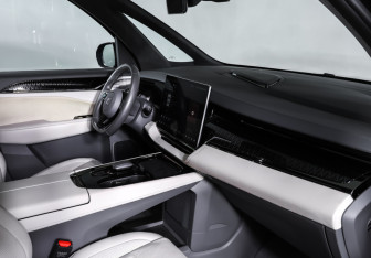 Подержанный автомобиль Zeekr 009 2023 года (10 фото)