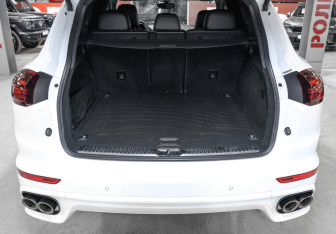 Подержанный автомобиль Porsche Cayenne 2016 года (10 фото)