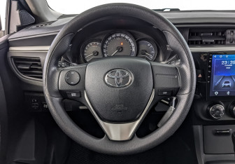 Подержанный автомобиль Toyota Corolla Sedan 2015 года (21 фото)