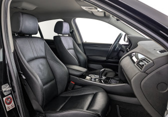 Подержанный автомобиль BMW X4 2017 года (24 фото)