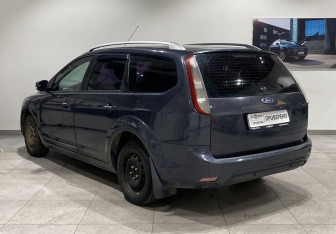 Подержанный автомобиль Ford Focus Wagon 2010 года (7 фото)
