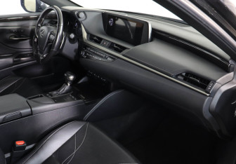 Подержанный автомобиль Lexus ES 2019 года (10 фото)