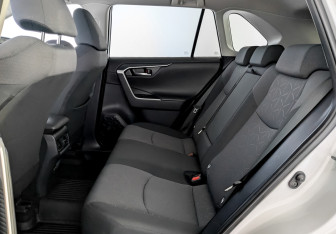 Подержанный автомобиль Toyota RAV4 2021 года (12 фото)