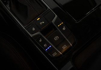 Подержанный автомобиль Kia K7 2017 года (19 фото)