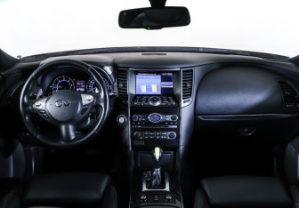 Подержанный автомобиль Infiniti QX70 2015 года (17 фото)