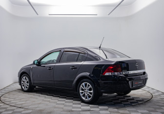 Подержанный автомобиль Opel Astra Sedan 2010 года (7 фото)