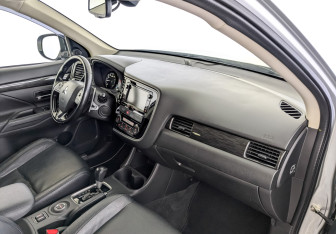 Подержанный автомобиль Mitsubishi Outlander 2016 года (11 фото)