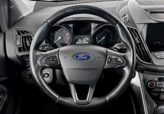 Подержанный автомобиль Ford Kuga 2017 года (19 фото)