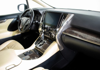 Подержанный автомобиль Toyota Alphard 2021 года (9 фото)