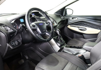 Подержанный автомобиль Ford Kuga 2015 года (10 фото)