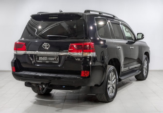 Подержанный автомобиль Toyota Land Cruiser Suv 2018 года (5 фото)